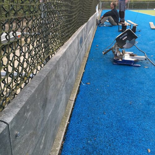 Rubberen slagplanken voor hockeyvelden 38 2 rijen slagplanken op elkaar. Een hoogte van maar liefst 52 cm. voor een bijzonder scherpe prijs. Onze massieve regeneraat slagplanken met een dikte 5 cm.